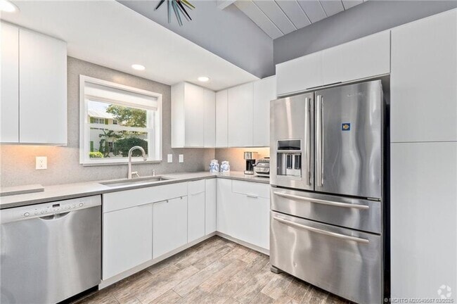 Building Photo - 530 S Manor Dr Rental