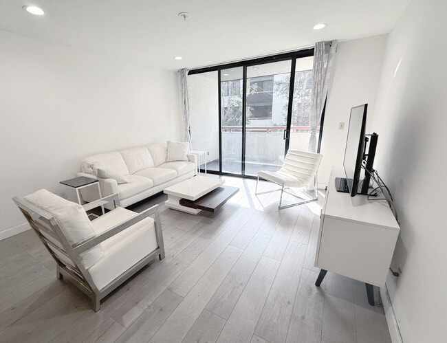 Building Photo - 222 S Central Ave Unit 212