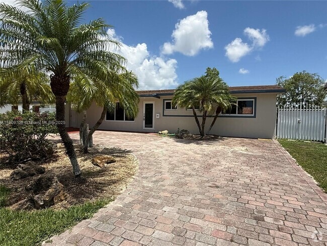 Building Photo - 10471 SW 47th St Rental