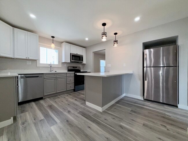 Building Photo - 13 Gladstone St Unit 2