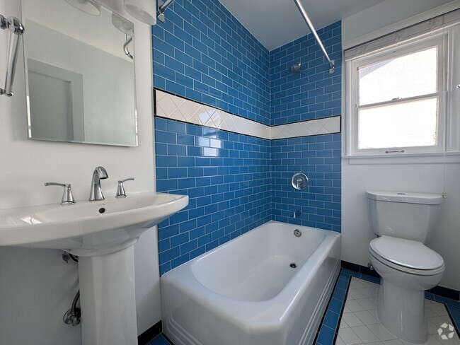 Building Photo - 554 E Cypress Ave Unit B Rental