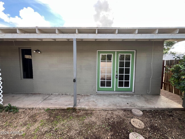 Building Photo - 521 W 10th St Unit Apt 4