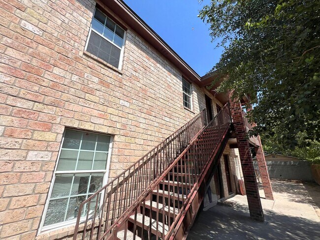 Photo - 418 W Plum St