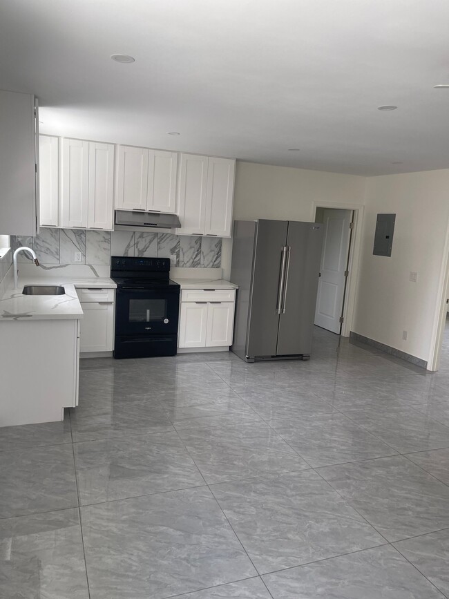 Building Photo - 918 8th Ave