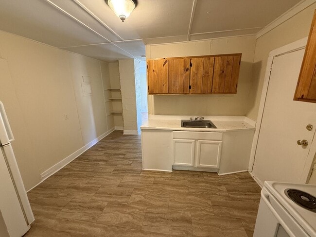 604 1/2 Bragg St