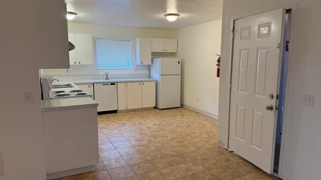 Building Photo - 3933 E 8th Ave Unit # 3 Rental