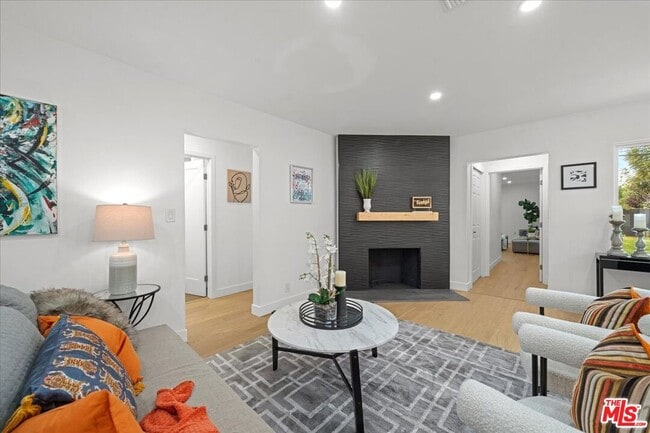 Photo - 5815 Saloma Ave