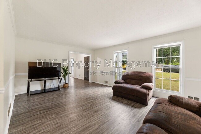 Photo - 652 Bantry Ln