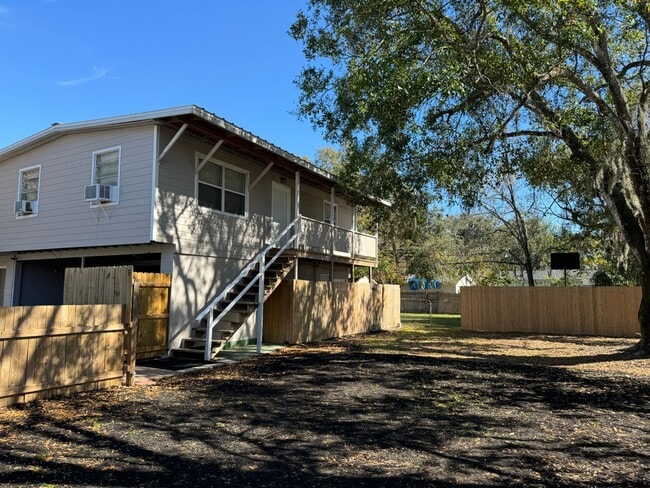 Building Photo - Spacious 2BR/1BA duplex