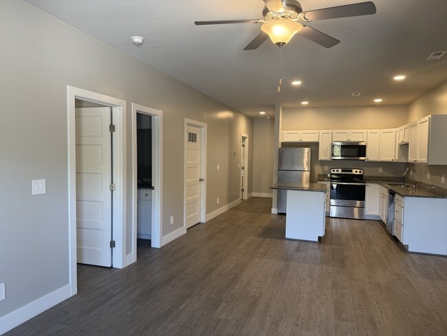 Building Photo - 783 N St Paul St