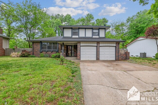 Roomy Mid-Century 3 Bedroom in Derby! - Roomy Mid-Century 3 Bedroom in Derby! House
