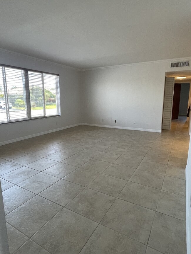 Sala de estar - 2020 NE 56th St Unidad 109