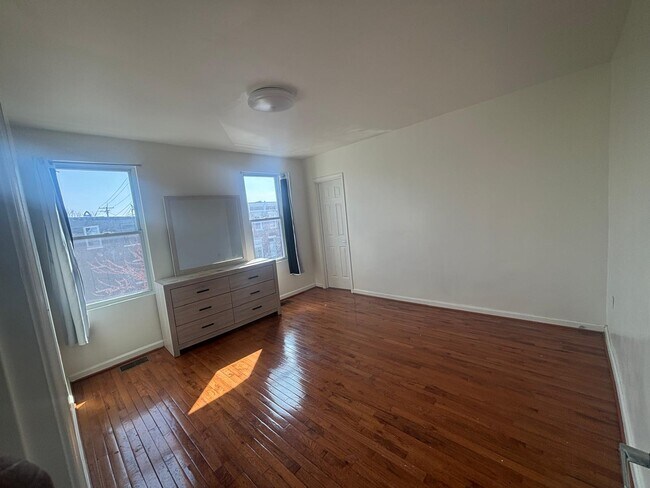 Photo - 2939 E Monument St