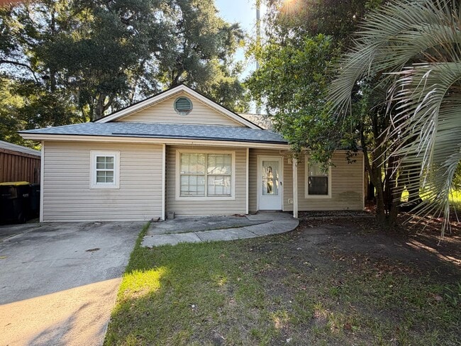 Building Photo - AVAILABLE NOW! (Pet Friendly)