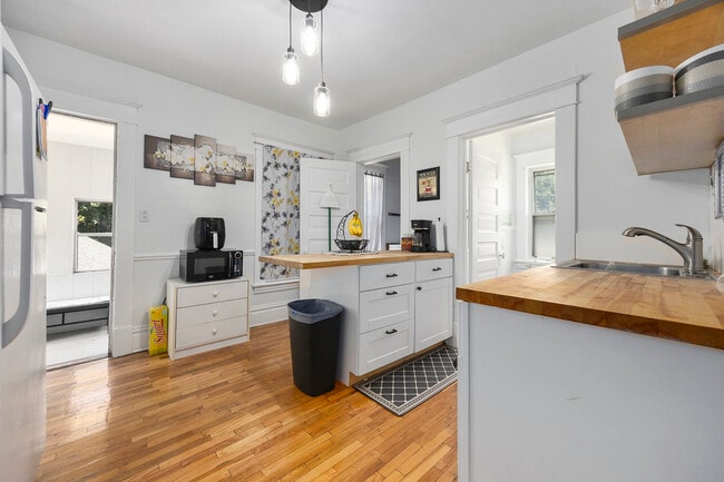ALL UTILITES INCLUDED - 3271 Coit Ave