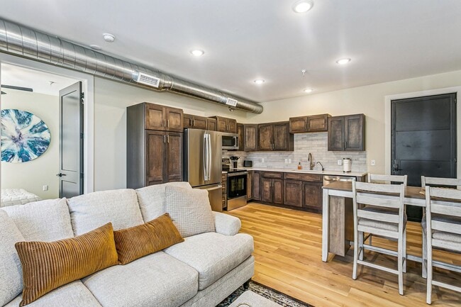 Building Photo - CORPORATE LEASE AVAILABILITY FOR 3, 6, OR 12 MONTHS! ALL BILLS AND PARKING INCLUDED! Unit 102