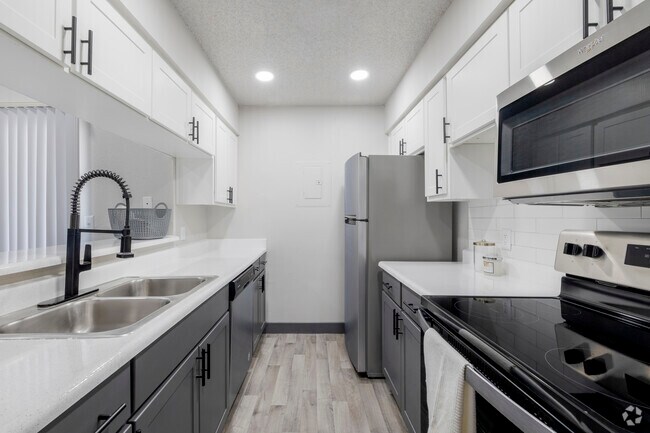 2BR, 1BA - 863SF - Kitchen