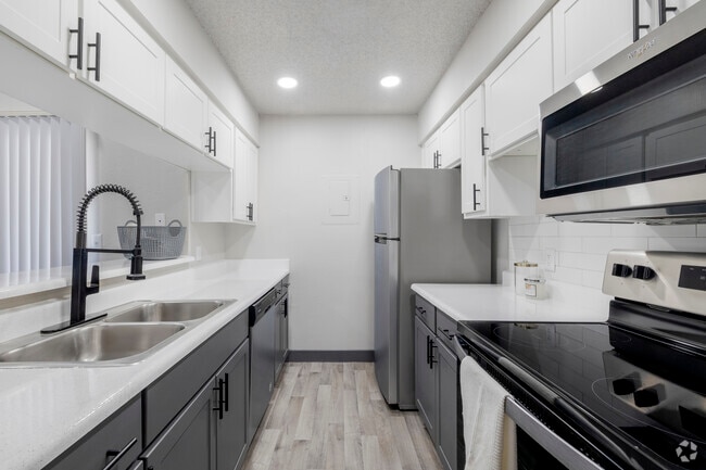 2 habitaciones, 1 baño - 863 pies cuadrados - Cocina - Serafina at South Mountain