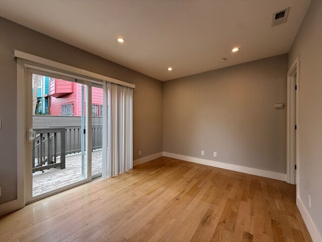Building Photo - Spacious 1BD/1BA with In-Unit Laundry – Prime Commuter Location Unit Apt 2