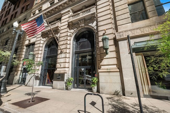 Building Photo - Modern Living Right in the Loop and Free P... Rental