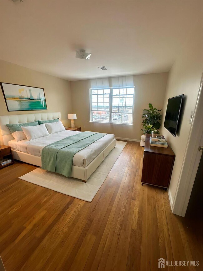 Photo - 663 S Park St