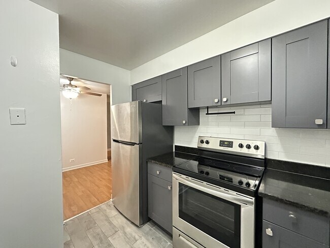 Photo - 3825 N Pine Grove Ave Unidad 203