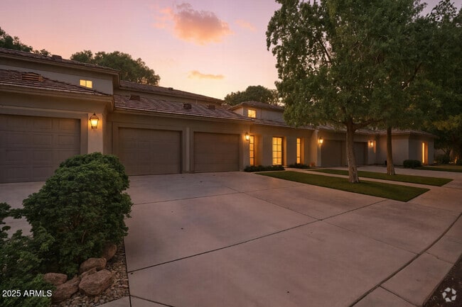 Building Photo - 7401 W Arrowhead Clubhouse Dr Unit 2075