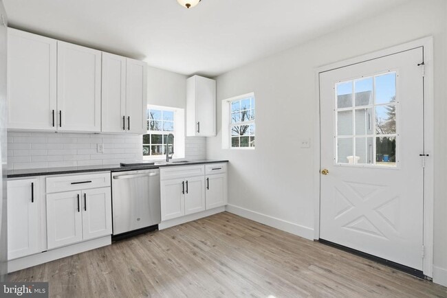 Photo - 1942 Ford Rd