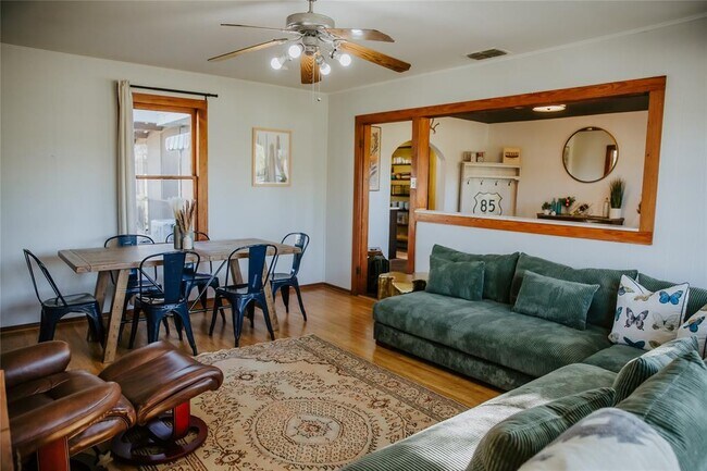 Photo - 604 W Pecan Dr