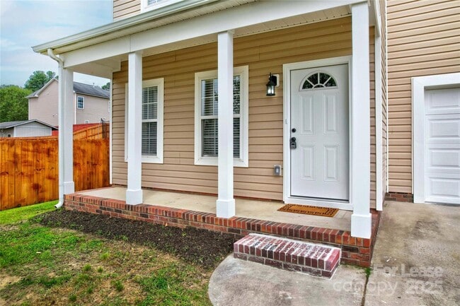 Photo - 915 Harbour View Cove NE