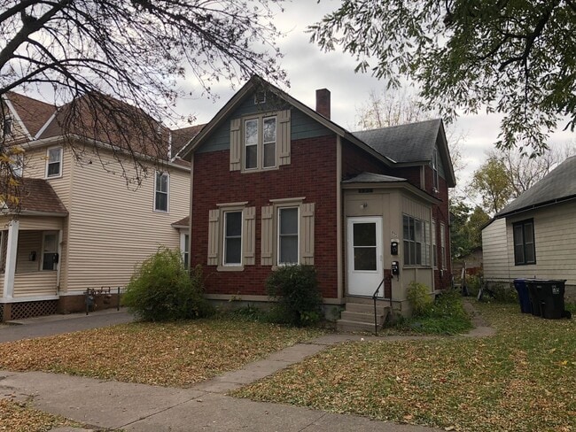 Building Photo - 852 4th St E Unit 1 Rental
