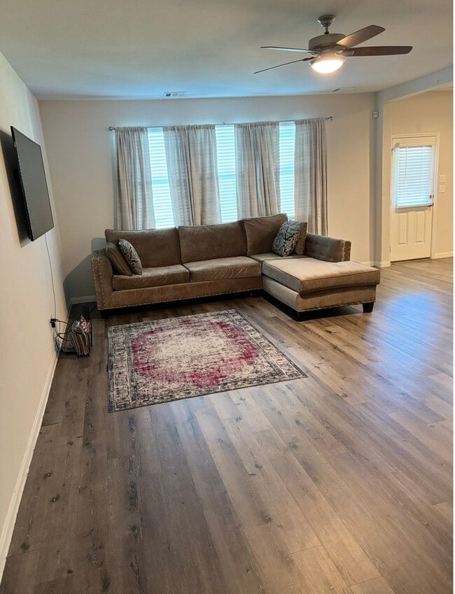 Photo - 17607 Desmond St