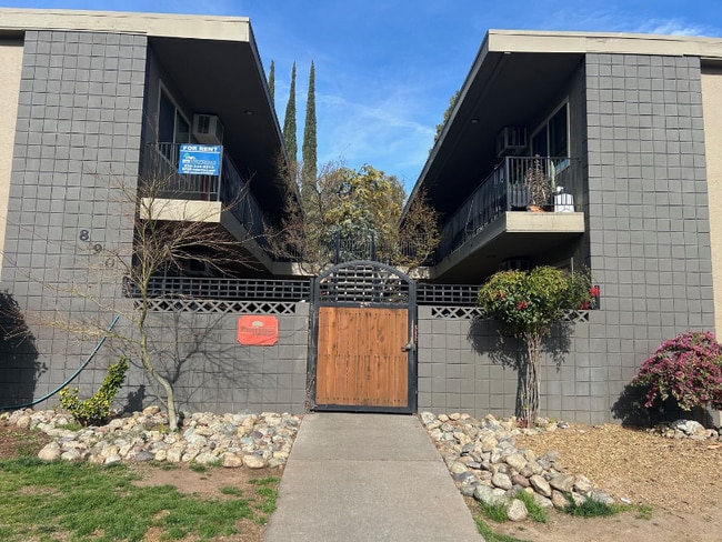 Building Photo - 890 E 9th St Unit 1 Rental