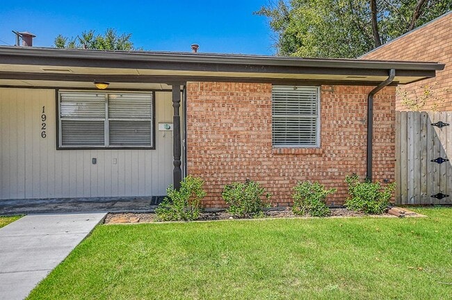 Building Photo - 1926 Cherokee Ln