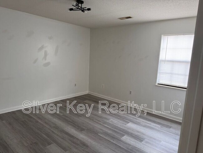 Photo - 823 Englewood Rd