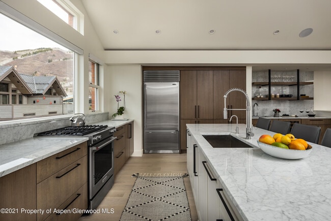 Photo - 704 E Hyman Ave