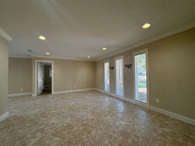 Photo - Gorgeous 5 Bedroom Pool Home in Ormond