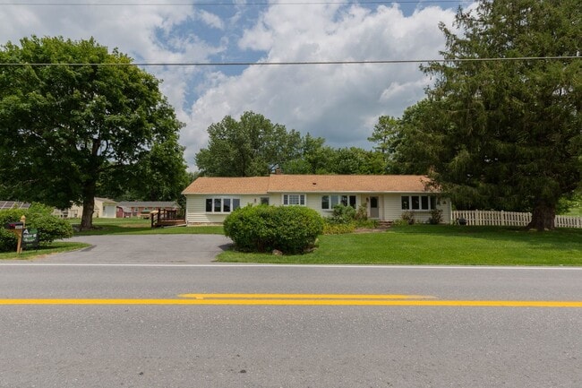 Building Photo - 4 Bed, 3, Bath Single Family Home in Ranson, WV