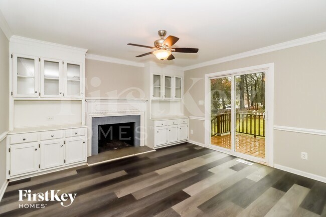 Photo - 687 Crabtree Ct SW