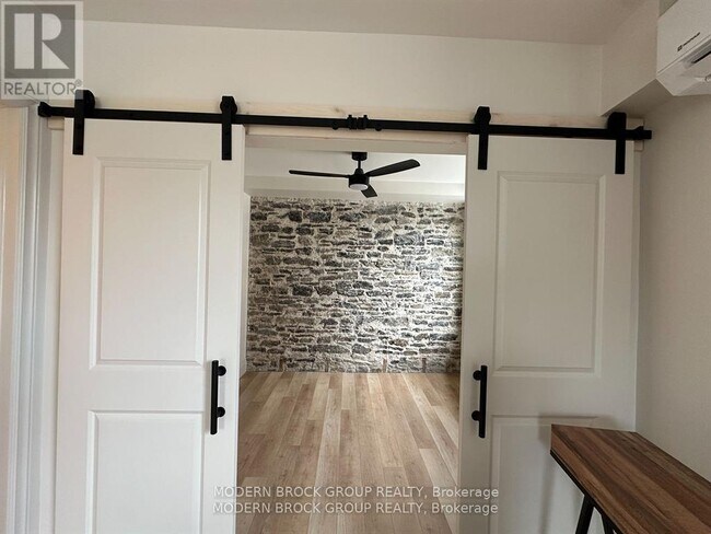 Photo - 5 Clothier St W Unité 102