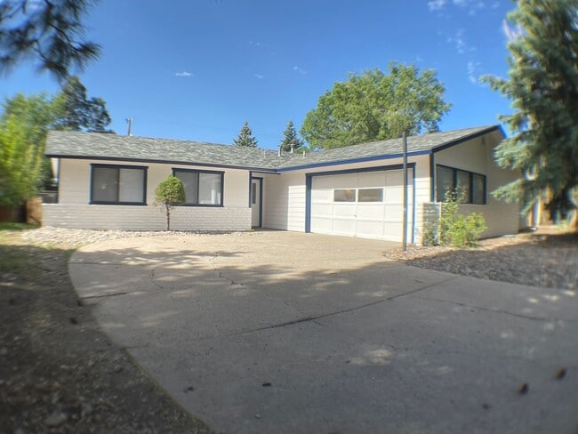 Building Photo - 3 Bedroom Home in Smokerise | Single-Level Living + Natural Light