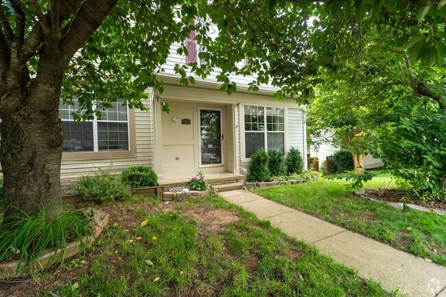 Building Photo - Updated 3-Level End Unit Townhouse in Caro...