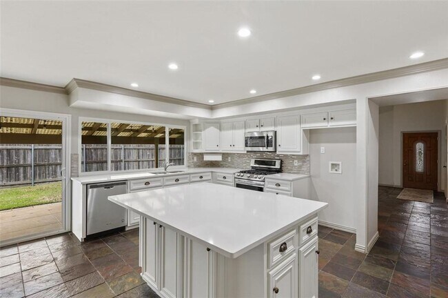 Photo - Spacious 3 Bed Home in The Colony – Fridge, Washer & Dryer Included!