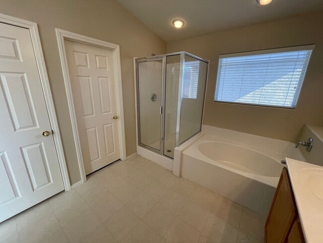 Building Photo - 3 Bedroom 2 1/2 Bathroom w/Den & Loft