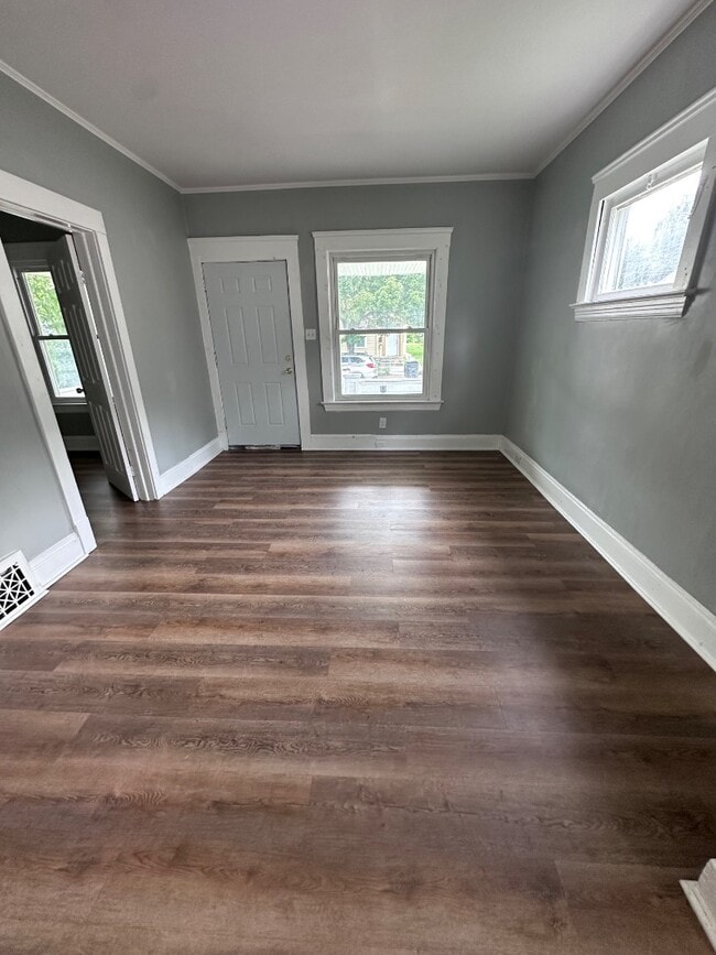 Move right in to this beautiful 1st floor unit!