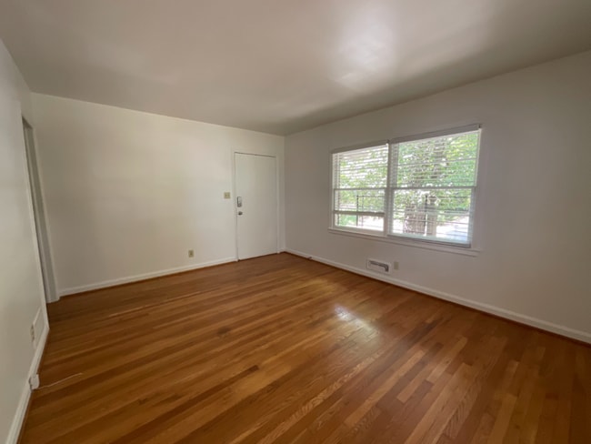 Photo - 911 Lindbergh Drive NE