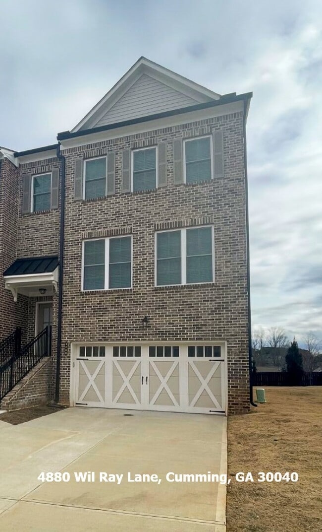 Building Photo - Pet Friendly End Unit Townhome