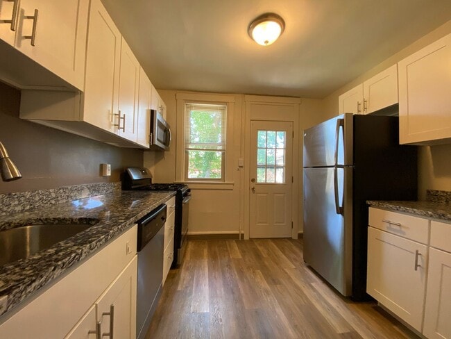 Building Photo - Pet Friendly Squirrel Hill Townhome! Both Covered Front Porch & Backyard!