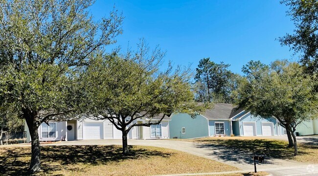 Building Photo - Hilltop Patio Home with a view! Unit C