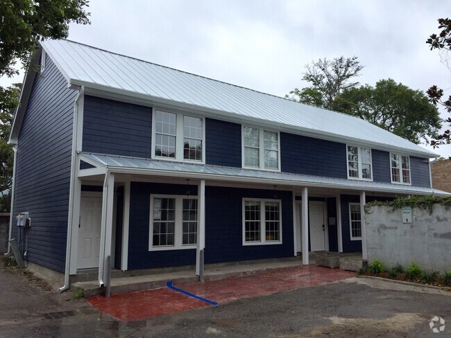 Building Photo - 2 Bedroom 1.5 Bath Townhouse Downtown Char...